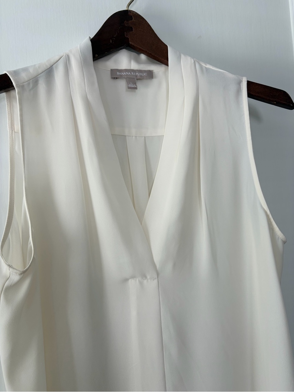 BANANA REPUBLIC Ivory V-Neck Sleeveless Silk-Like Camisole. Large